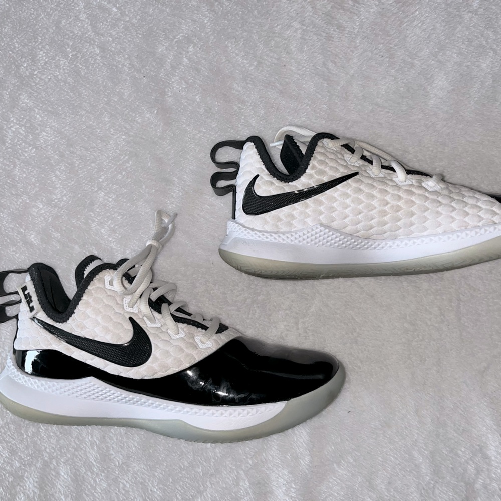 Nike LeBron Witness 3
Premium Concord